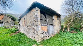 Casale in Vibaña-Ardisana-Caldueño. Cuadra con terreno y vistas a la montaña