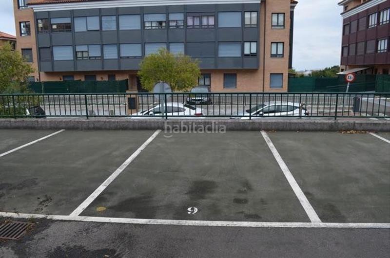 Foto 8223c41b-1645-40fa-9286-3f71c5cea069. Parking coche plazas exteriores pueblo en Llanes pueblo Llanes