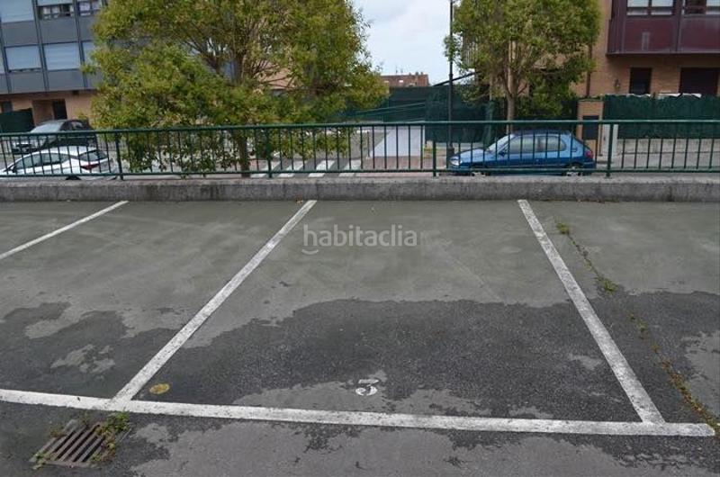 Foto a0fd0087-74db-4e73-9bc9-b0ffddb7dd5a. Parking coche plazas exteriores pueblo en Llanes pueblo Llanes