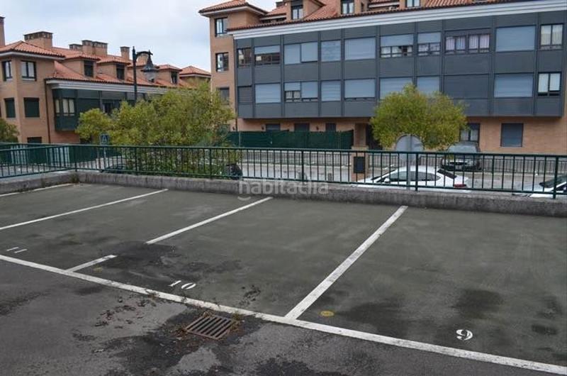 Foto deab697d-72ba-414f-9bc4-cf97c38ac43b. Parking coche plazas exteriores pueblo en Llanes pueblo Llanes