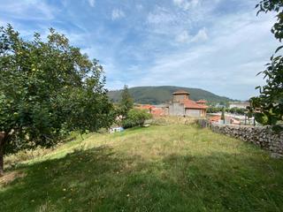 Terreny residencial a Ribadedeva. Gran parcela urbana con vistas al rio deva i bustio