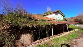 Haus in Val de San Vicente. Casa para rehabilitar con finca de 3.410 m² en pesués, cerca de