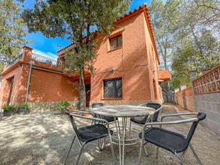 Xalet a Abat domnul. Casa con dos viviendas independientes en albanyà