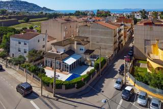 Chalet in Carrer puigmal, 24, 17480, roses, girona. Casa grande con piscina, garaje en lote de esquina en zona tranq