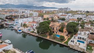 Chalet à Carrer requesens, 95, 17487, empuriabrava, girona. Exclusividad, amplitud y encanto en una de las mejores zonas de