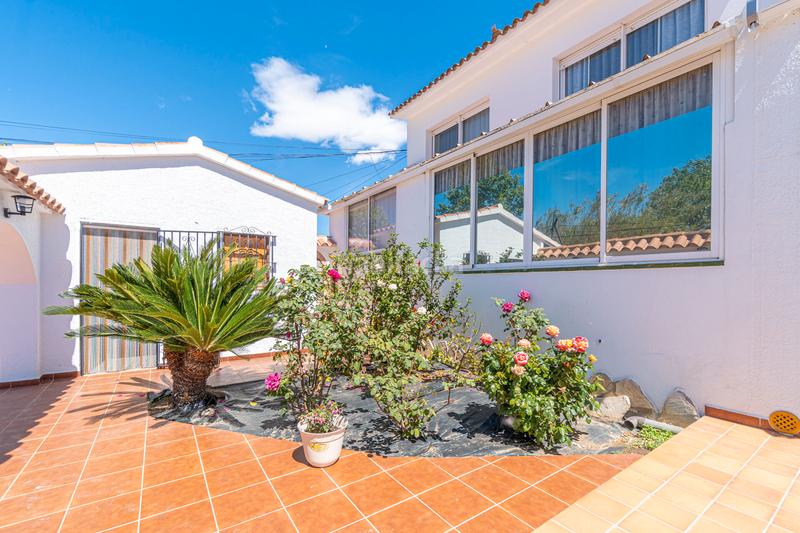 Foto 010913a9-2f76-473b-ad8a-2fa87336dc6b. Chalet en carrer montseny casa 3 habitaciones con piscina en Empuriabrava