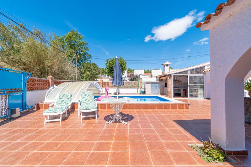 Foto 323fbbed-e44c-4545-a705-ca4ef85d38c3. Chalet en carrer montseny casa 3 habitaciones con piscina en Empuriabrava