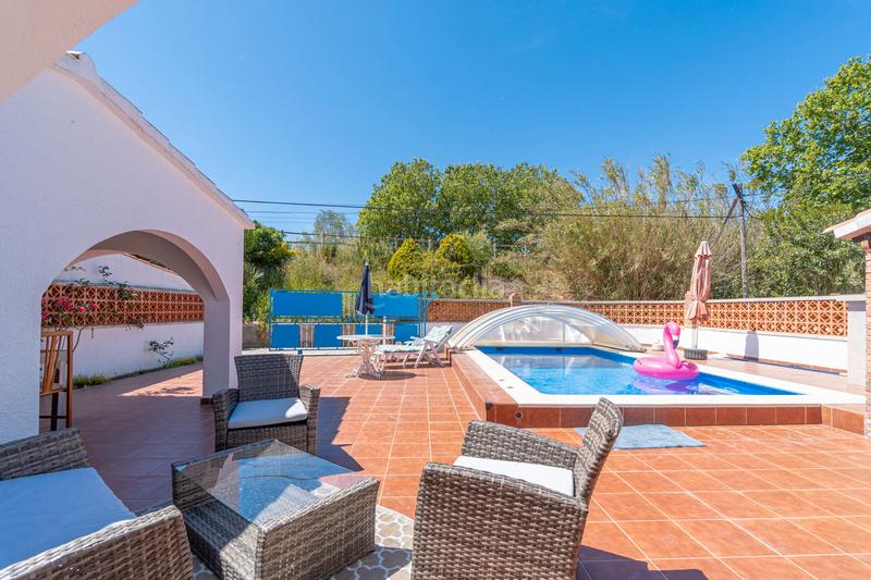 Foto 8adf0068-afd2-4a34-b796-4a845bae72b8. Chalet en carrer montseny casa 3 habitaciones con piscina en Empuriabrava