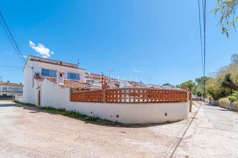 Foto e3557e31-5264-4ebb-87d5-2fa881f4c3a8. Chalet en carrer montseny casa 3 habitaciones con piscina en Empuriabrava