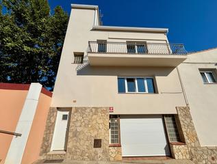Chalet  Carrer d'àngel guimerà, 22, 17257, torroella de montgrí, girona. Gran casa de 4 habitaciones con garaje en torroella de montgrí.