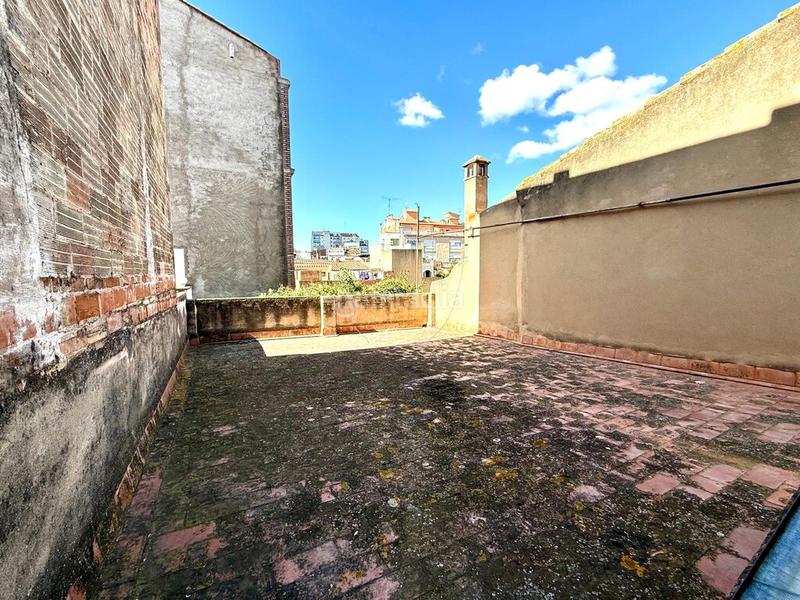 Foto c1227524-ec91-442a-8e46-56d28d6f2179. Chalet in carrer sant pau in Centre Figueres