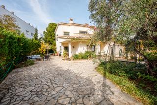 Chalet  Ausias march. Encantadora casa de dos plantas en llançà  zona sant carles