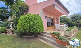 Chalet in Carrer de sant llorenç 6. Encantadora casa en venta en roses, mas mates