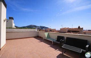 Etagenwohnung in Calle tirso de molina 55. Dúplex ático con gran terraza y parking en el centro de roses