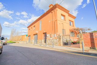 Chalet  Carrer tramuntana, , 17761, cabanes, girona. Casa esquinera con gran terraza y garaje en cabanes