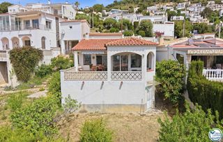 Chalet  Carrer albacete 11. Villa independiente con vistas al mar, licencia turística y un j