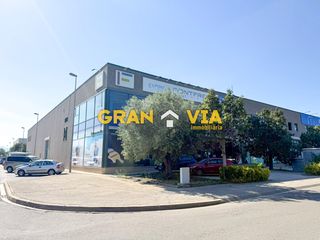 Fabrikhalle  Plaza europa  8. Nave industrial corporativa en figueres 850 m con oficinas y alm