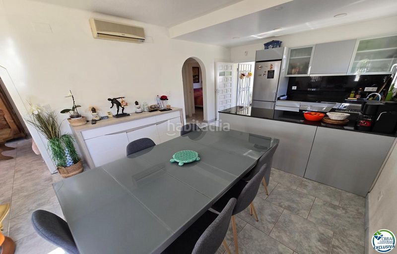 Foto b59281db-7734-47d7-ac40-49879e2300d0. Chalet in carrer pení 120b in Peni Empuriabrava