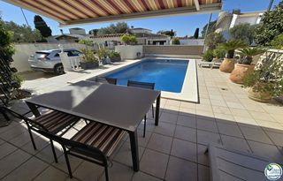 Chalet in Carrer pení 120b. Casa con piscina y licencia turística  sector peni