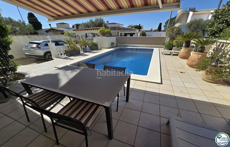Foto b9edb30b-0242-484b-80fe-edd967b5fc5f. Chalet in carrer pení 120b in Peni Empuriabrava