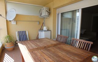 Etagenwohnung  Avenida de la platja 74. Apartamento soleado con terraza y plaza de aparcamiento en santa