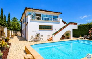 Chalet  Carrer castanyer 18. Casa muy cuidada y muy bien situada en la garriga en roses