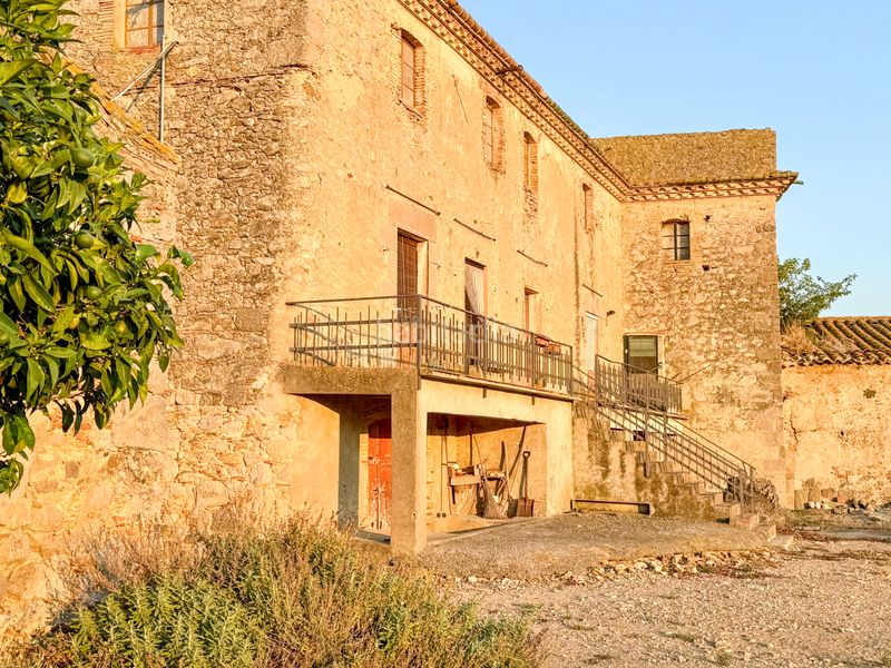 Foto c5a4b755-a576-4e8c-97b7-b8a806d36aad. Masia a plaça major 3 a Riumors
