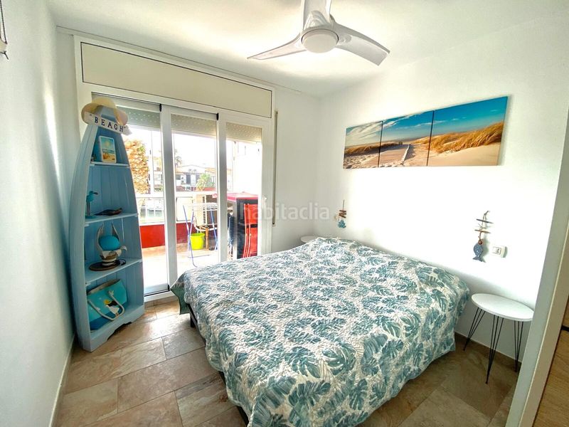 Foto 5e1cc4f5-c533-492c-a636-02d7049b3e01. Piso apartamento totalmente reformado con terraza y vistas al canal en Empuriabrava