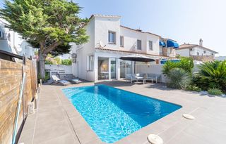 Xalet  Avenida del port joan 51. Elegante villa con piscina, amarre y acceso directo al canal de
