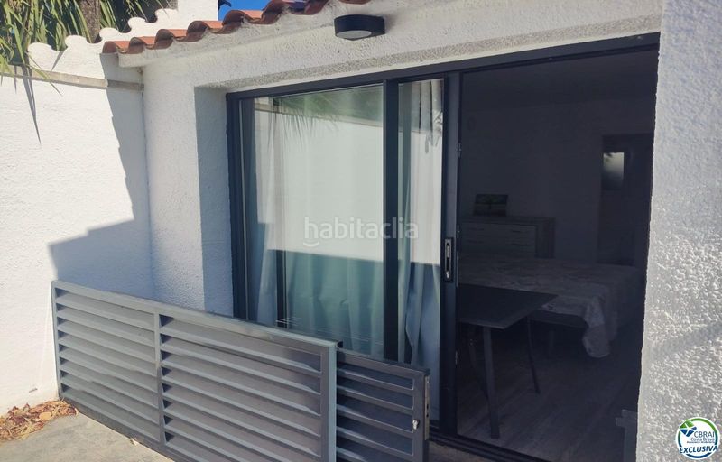 Foto 21d476d4-52a8-4353-b7a5-36d2a278f181. Chalet en calle Peni 62a bonita casa con piscina y apartamento para invitados y piscina. en Empuriabrava