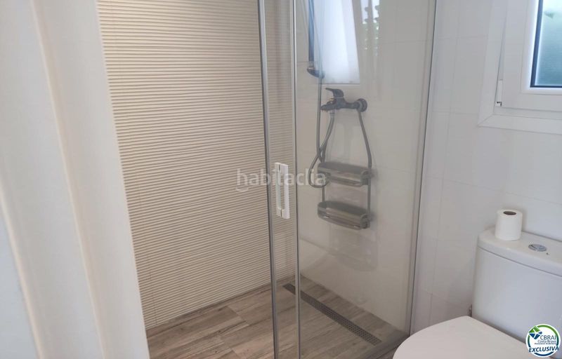 Foto 25983aac-ac8d-4dc3-961b-847821fabcbf. Chalet en calle Peni 62a bonita casa con piscina y apartamento para invitados y piscina. en Empuriabrava