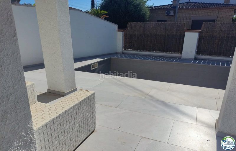 Foto 9e9bf366-197e-4284-b051-983991c9dc51. Chalet en calle Peni 62a bonita casa con piscina y apartamento para invitados y piscina. en Empuriabrava