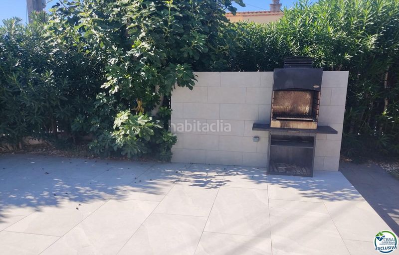 Foto df41074b-ebef-49de-ac44-dbf28550ce12. Chalet en calle Peni 62a bonita casa con piscina y apartamento para invitados y piscina. en Empuriabrava
