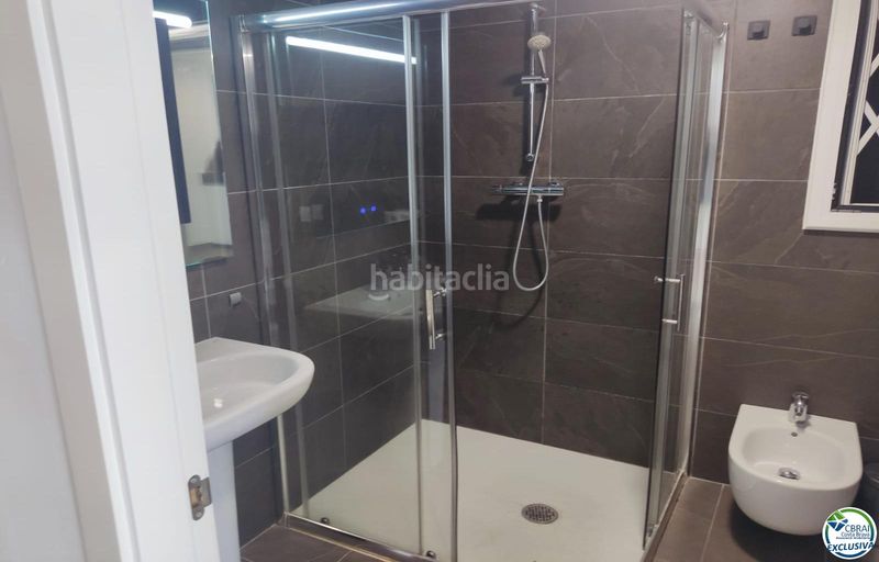 Foto f84139c4-e0b2-4dc3-a560-6a50fc910a53. Chalet en calle Peni 62a bonita casa con piscina y apartamento para invitados y piscina. en Empuriabrava