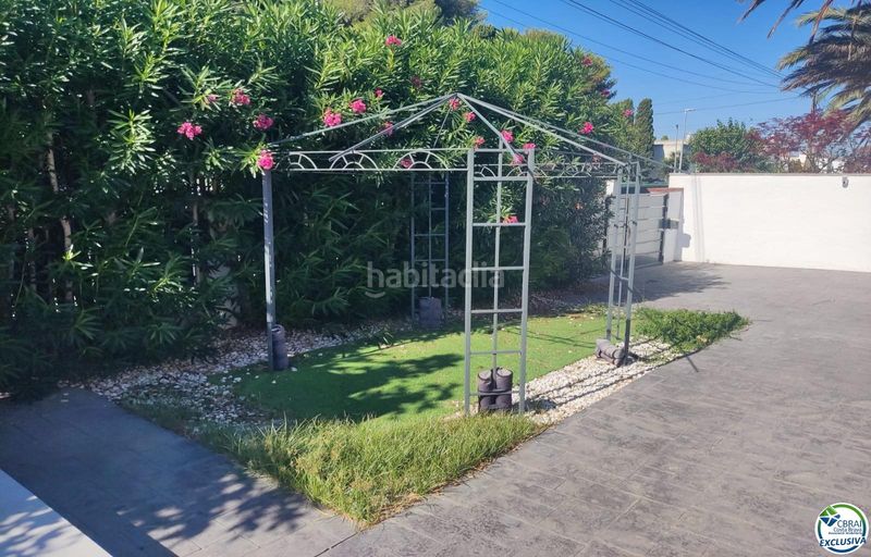 Foto fda80216-0f6e-4996-9ed6-c43b505432d9. Chalet en calle Peni 62a bonita casa con piscina y apartamento para invitados y piscina. en Empuriabrava
