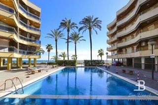 Etagenwohnung  Diputacio. Apartamento con licencia turística, piscina y terraza a 100 metr