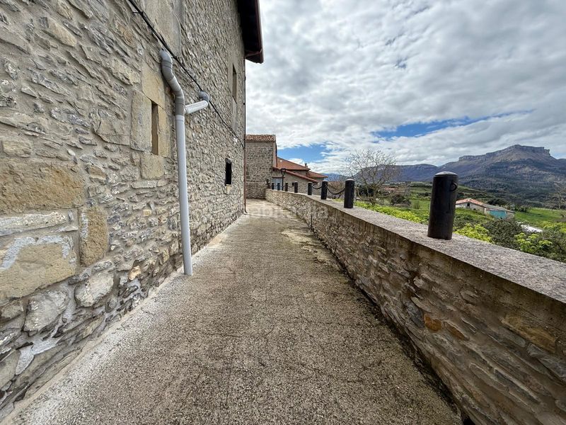 Foto f2d1d64b-d0cf-49bf-9658-82647c91cfa5. Casa amb aparcament a Valle de Mena