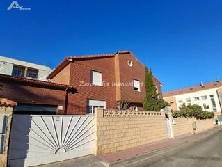 Casa en Cuarte de Huerva. Vivienda unifamiliar con jardín privado