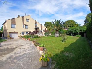 Chalet  Calle septiembre (ur.zorongo). Espacioso chalet unifamiliar en niveles escalonados