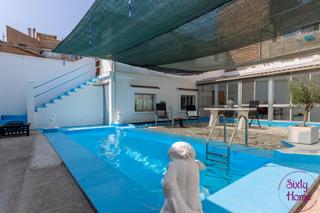 Haus in Sariñena. Casa independiente con piscina de tres dormitorios en centro de