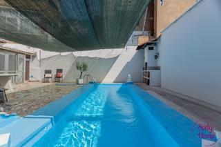 Casa a Sariñena. Casa independiente con piscina de tres dormitorios en centro de