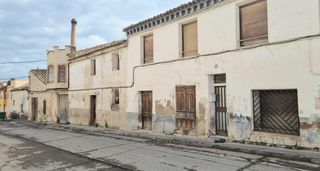 Haus in Épila. Venta de suelo con construcción en epila