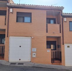 Casa adossada a Épila. Venta adosado