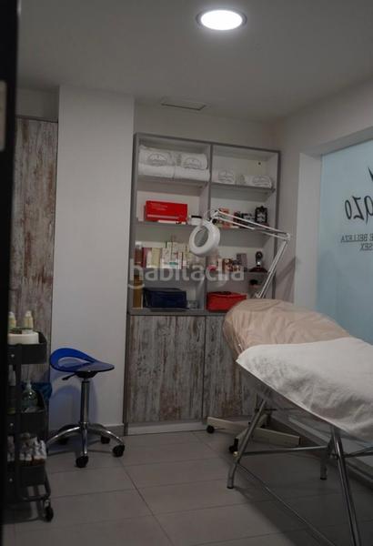 Foto cc1cb68a-5278-4417-b707-472b587cac40. Alquiler local comercial se traspasa salon de peluqueria en avenida san jose en Zaragoza