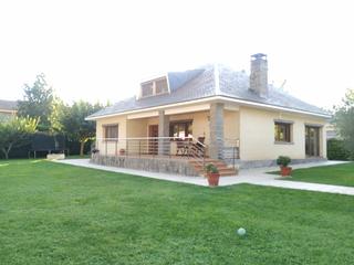 Casa in Zuera. Magnífico chalet independiente en urbanización las lomas del gal