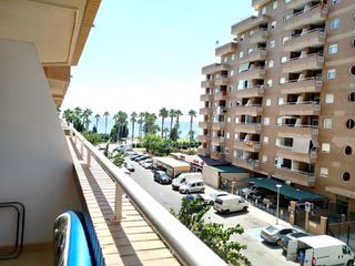 Pis a Vista Mar. Apartamento con piscina comunitaria en primera linea de mar de d
