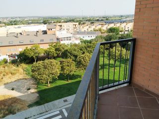 Pis a Santa Isabel. Venta de vivienda de tres dormitorios con garaje y trastero. con