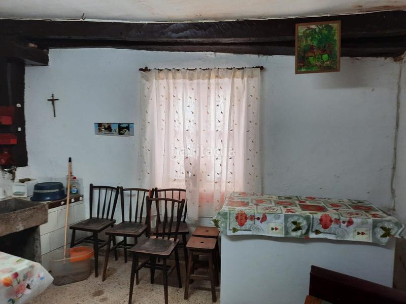 Foto 0ec2e123-ed25-45e0-ad34-8f0ac314d3c1. Casa adossada a bárcena mayor 48 a Tojos (Los)