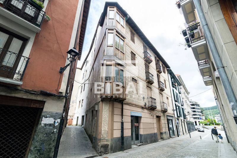 Foto a3d20fc1-5974-46f7-a43e-7924a42c12f8. Edifici a Arrasate o Mondragón