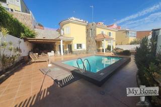 Chalet  Desconocido. Precioso chalet independiente con piscina privada en zona reside